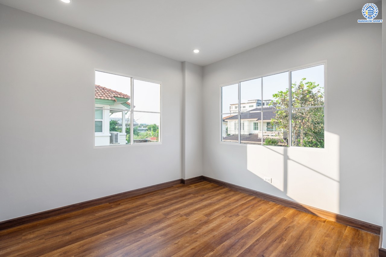 บ้านมือสองตกแต่งใหม่ คุณภาพ LH โครงการ มัณฑนา ปิ่นเกล้า-พระราม5 บรรยากาศเงียบสงบ มีความเป็นส่วนตัว เนื้อที่ 58 ตร.ว. ฟังก์ชัน 3 ห้องนอน 2 ห้องน้ำ 2 ที่จอดรถ facility ครบครัน! บนทำเลเดินทางสะดวก หน้าโครงการติดถนนนครอินทร์ ใกล้วงเวียนพระราม5 และจุดขึ้นทางด่วน "ศรีรัช"